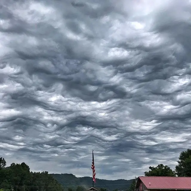 Looks ominous. Who is ready to wheel? 
#Offroad #Outdoors #Overland #GetOutside #RedRiverGorge