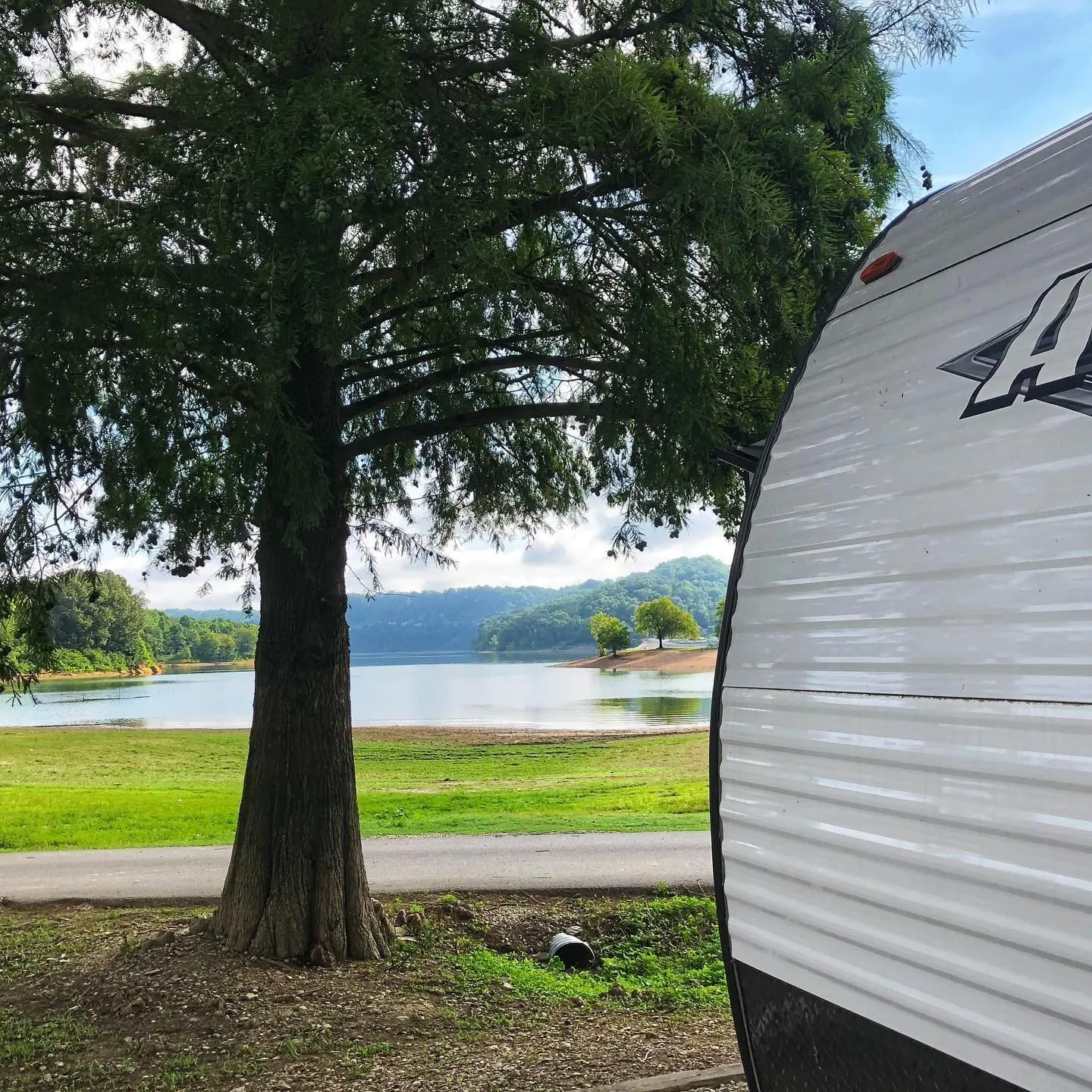 This will work just fine for social distancing. What do you think? 
.
.
.
.
.
#CampLife #LakeLife #RVing #SocialDistancing #TeamKentucky