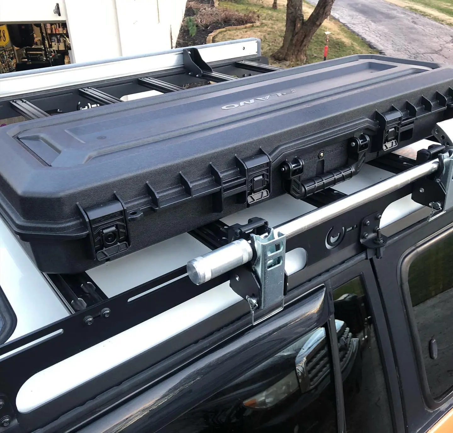 Roof rack storage. Check! 
.
.
.
.
.
#Overland #Overlanding #80Series #LandCruiser #RoofRack #RecoveryGear